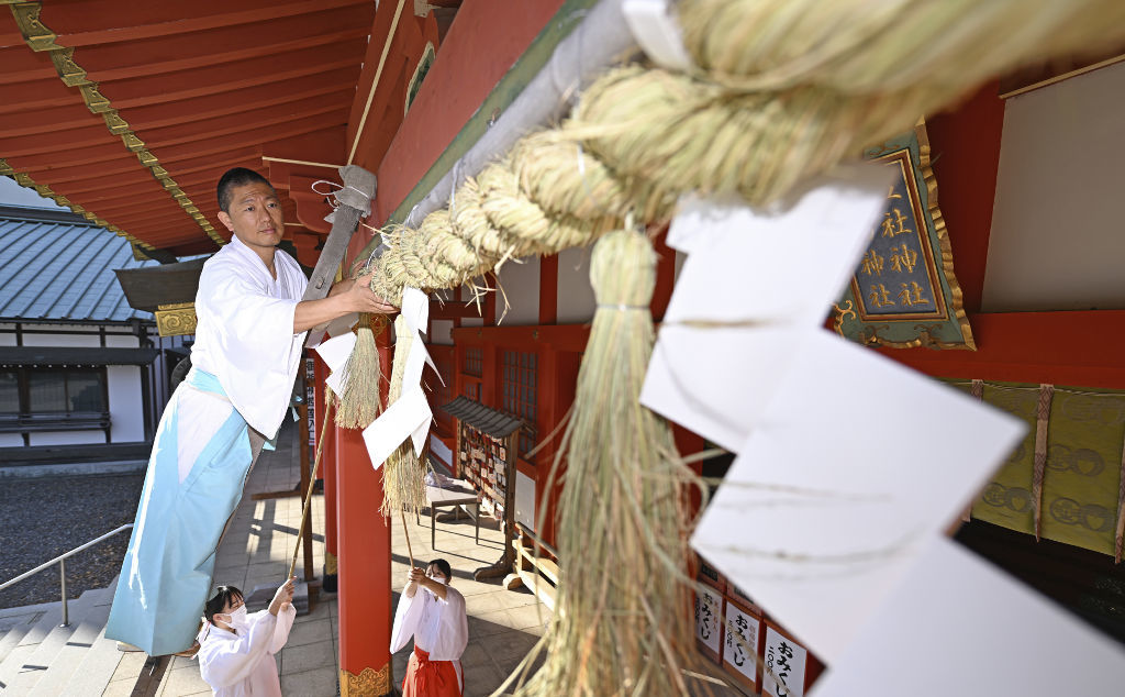 拝殿に飾り付けられるしめ縄＝浜松市中区の五社神社