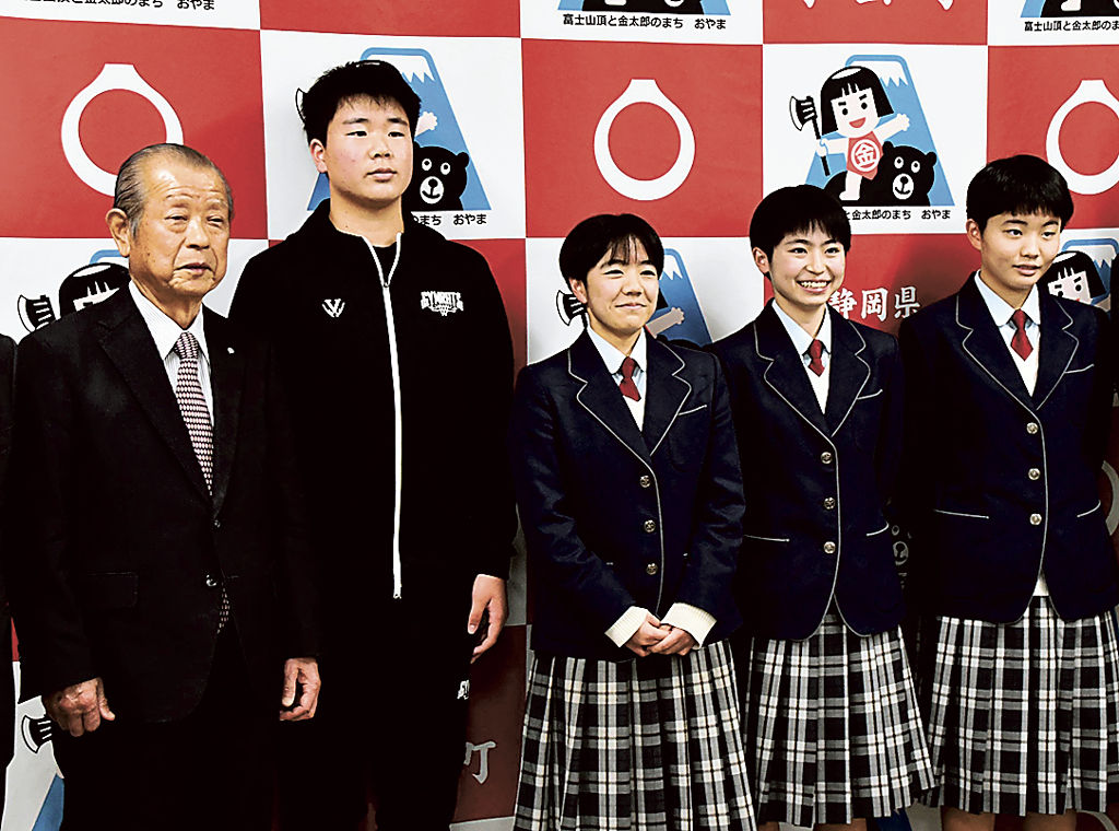 全国大会に出場する（右から）渡辺さん、岩田さん、杉山さん、小野さん＝小山町役場