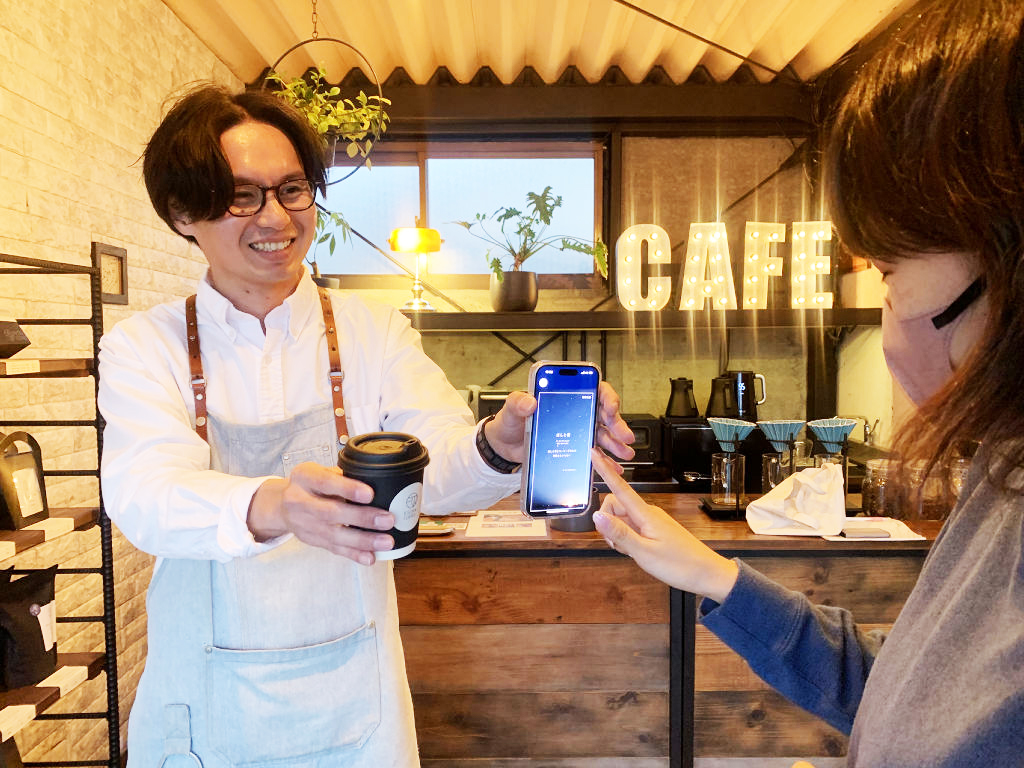 コーヒーと一緒に読める物語を紹介する鳥居さん＝焼津市吉永のＥＳＯＲＡ　ＣＯＦＦＥＥ