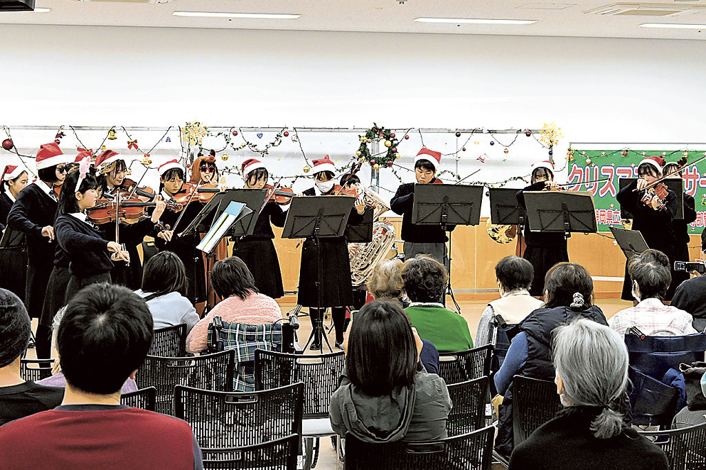 ４年ぶりに開かれたクリスマスコンサート＝静岡市清水区の市立清水病院