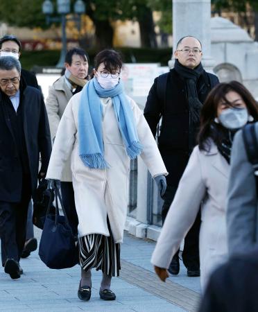 冷え込みが強まる中、大阪市内を歩く人たち＝２１日午前