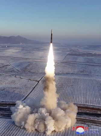 北朝鮮が行った新型ＩＣＢＭ「火星１８」の発射訓練（朝鮮中央通信＝共同）