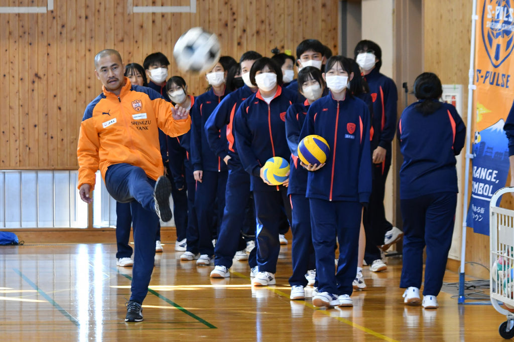生徒たちとの交流を楽しむ吉田選手（左）＝富士宮市の富士根南中