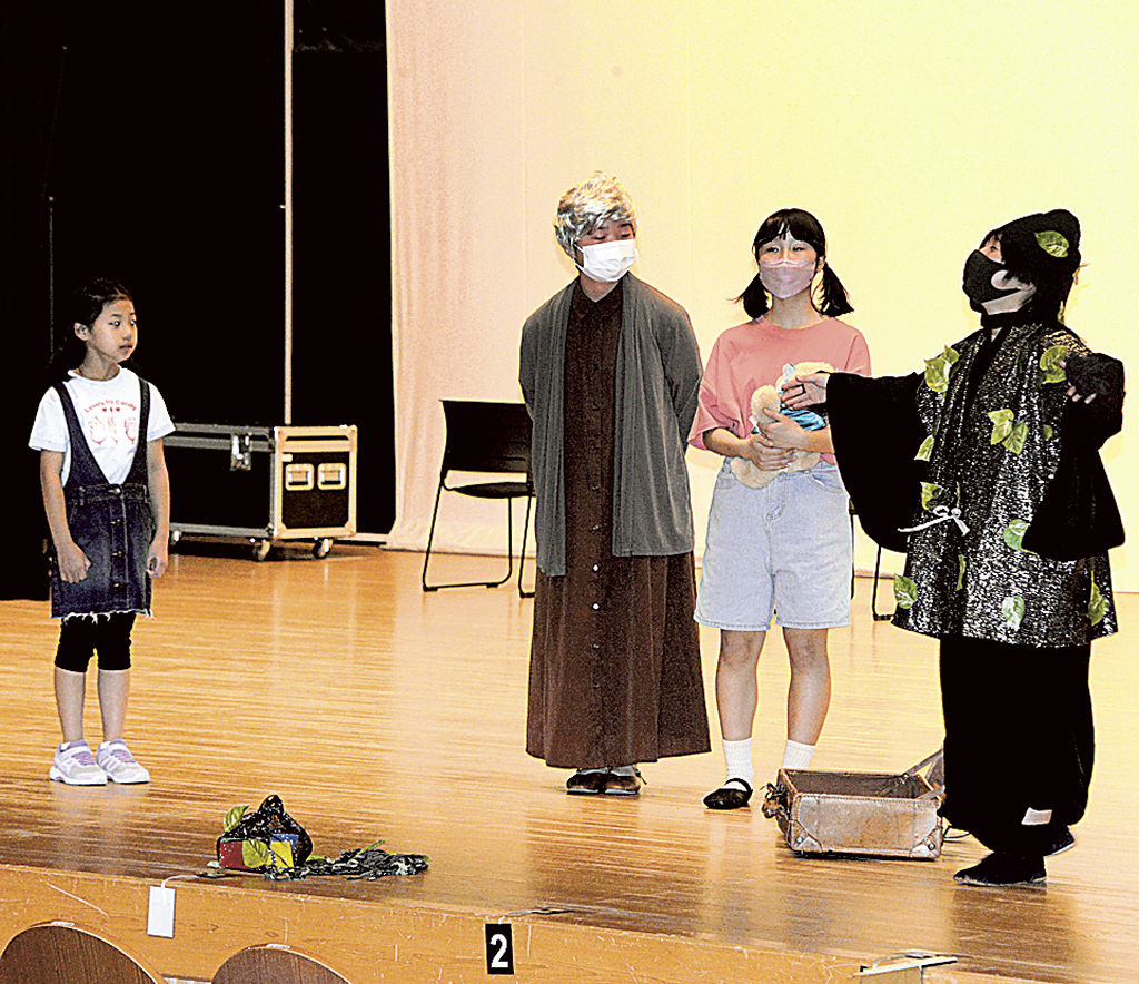 ミュージカルの練習を重ねる子どもたち＝浜松市天竜区二俣町