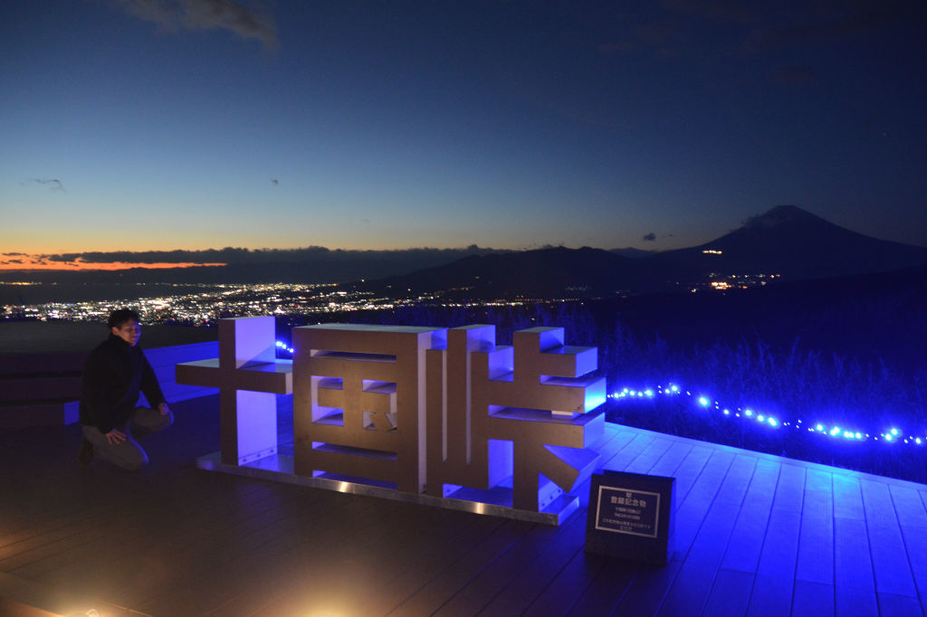 電飾の光で浮かび上がるオブジェ。富士山と麓の夜景も楽しめる＝函南町の十国峠展望テラス