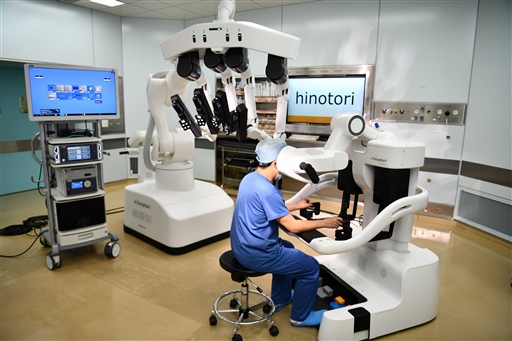 県立静岡がんセンターが導入した手術支援ロボット「ヒノトリ」＝長泉町（同センター提供）
