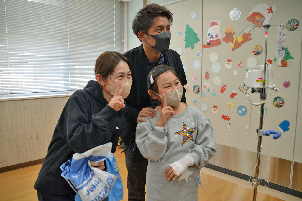 小川選手（中央）と一緒に写真を撮る子どもら＝磐田市大久保の磐田市立総合病院