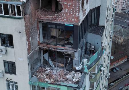 ２２日、ウクライナ・キーウで、ロシアの無人機攻撃で損傷した集合住宅（ロイター＝共同）