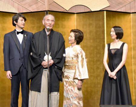 日本相撲協会退職で「感謝の集い」を開いた元大関若嶋津の日高六男さん（左から２人目）。その右は妻のみづえさん＝２２日、東京都内のホテル