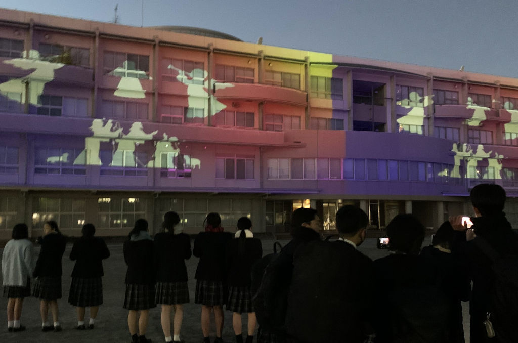 校舎に映像を投影したプロジェクションマッピング＝静岡市清水区の静岡サレジオ高