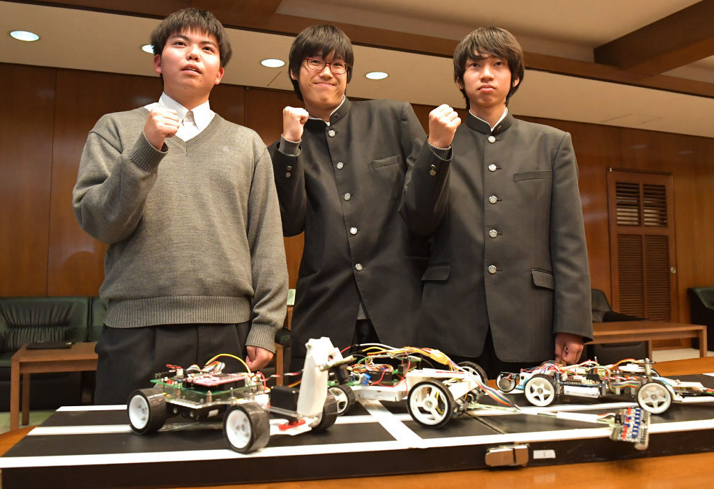 全国大会に出場する（左から）鈴木さん、平田さん、小林さん＝沼津市役所