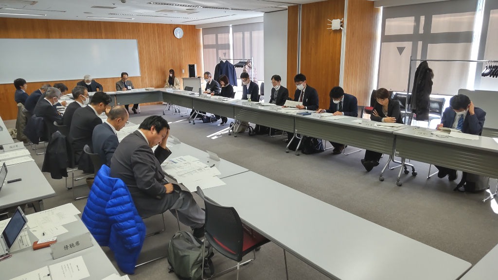 コミュニティバスの実証運行を承認した会議＝２２日午前、静岡市内