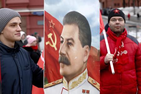 モスクワの「赤の広場」脇にあるスターリンの墓を訪れた人々とスターリンの肖像画＝２１日（タス＝共同）