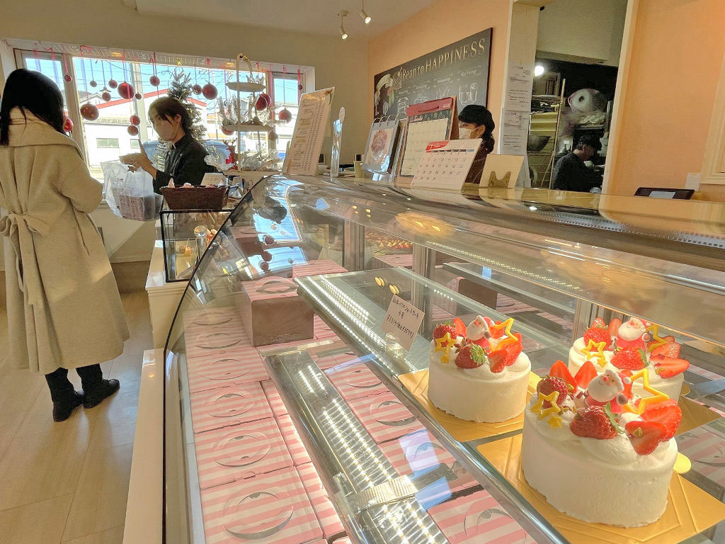 書き入れ時を迎えた洋菓子業界。多くの店が値上げや予約販売に限定するなどの対応をする＝２３日午前、長泉町の「ハピネス」