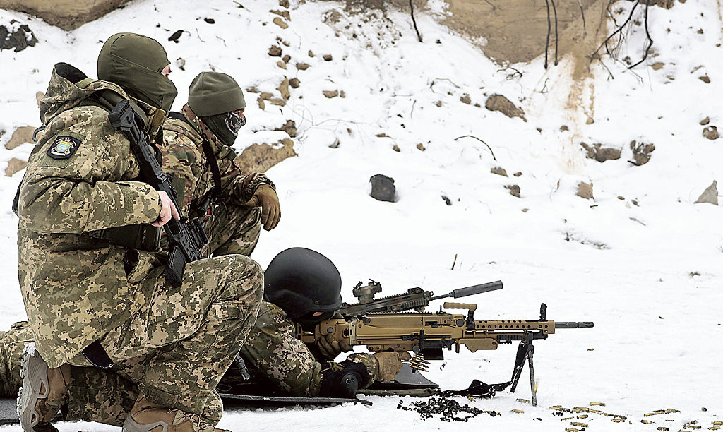 射撃訓練をするウクライナ軍のロシア人志願兵ら＝１３日、ウクライナ・キーウ州（共同）