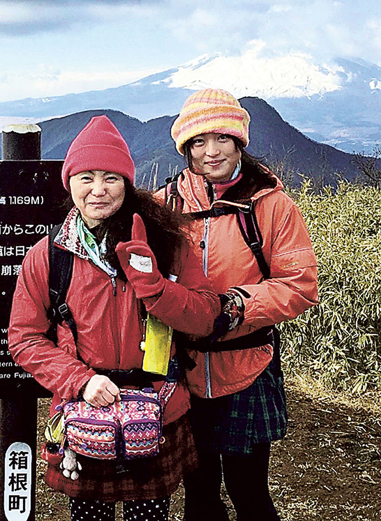 神奈川・箱根へハイキングに出かけた際の高橋まつりさん（右）と母の幸美さん＝２０１５年１月（幸美さん提供）
