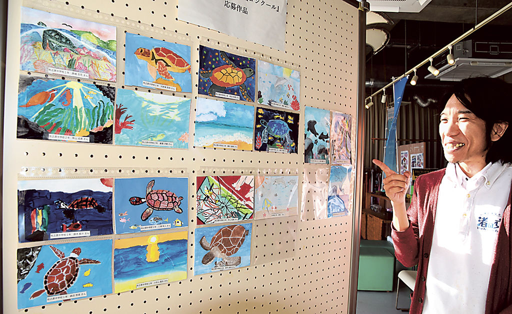 海洋環境保全に向け、子どもたちが描いた作品＝御前崎市の「御前崎渚の交番」