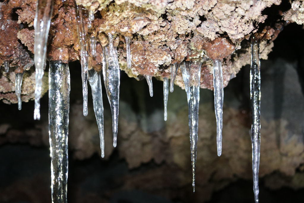 厳しい寒さで洞窟内に出現したつらら＝裾野市の十里木氷穴