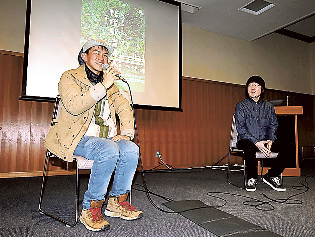 来場者の質問に答える高橋さん（左）と太田監督＝浜松市中区のアクトシティ浜松
