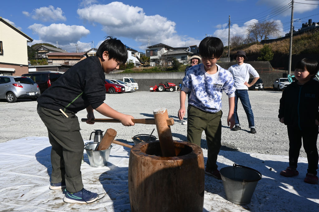 協力して餅をつく子ども＝富士市増川町の妙蓮寺