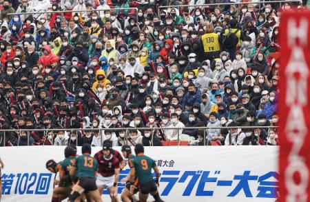 １月７日、全国高校ラグビー決勝の、東福岡―報徳学園戦を観戦する大勢の人たち＝花園ラグビー場
