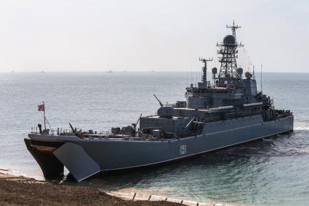 ウクライナ南部クリミア半島で演習に参加するロシア軍の大型揚陸艦ノボチェルカスク＝２０１６年９月（タス＝共同）