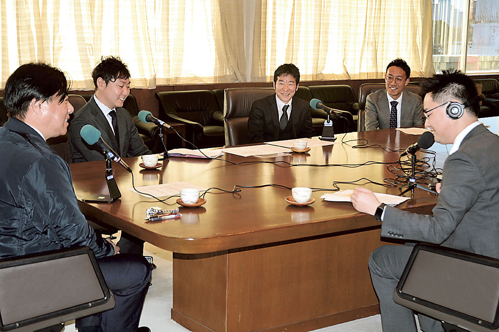 ラジオ収録で活動を報告する（左から）高橋さん、井上さん、今田さん＝沼津市役所