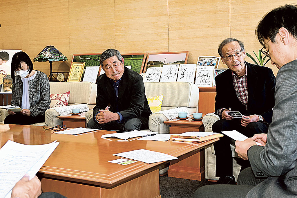 小笠山の自然を守るための対策を求める中山代表（右から２人目）＝掛川市役所