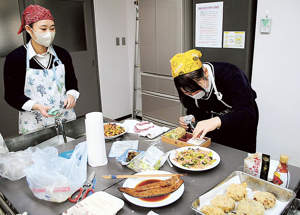 考案した弁当を調理する高校生＝浜松市西区の市雄踏文化センター