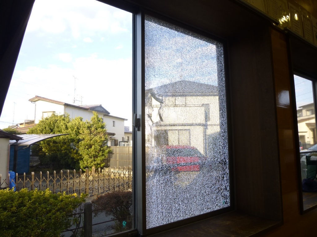 窓ガラスなどが割れる被害が見つかった卓球場＝磐田市見付の城山中（市提供）