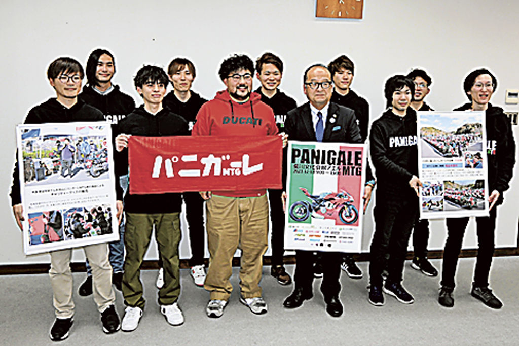 寄付をしたパニガーレＭＴＧ実行委員会の菅沼代表（左から５人目）＝菊川市役所