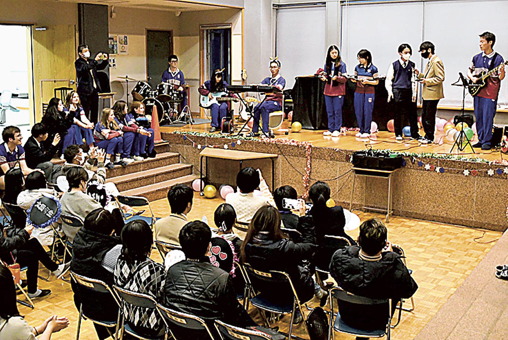 日本とオーストラリアの高校生による共同のバンド演奏が披露される発表会＝御殿場市の御殿場西高