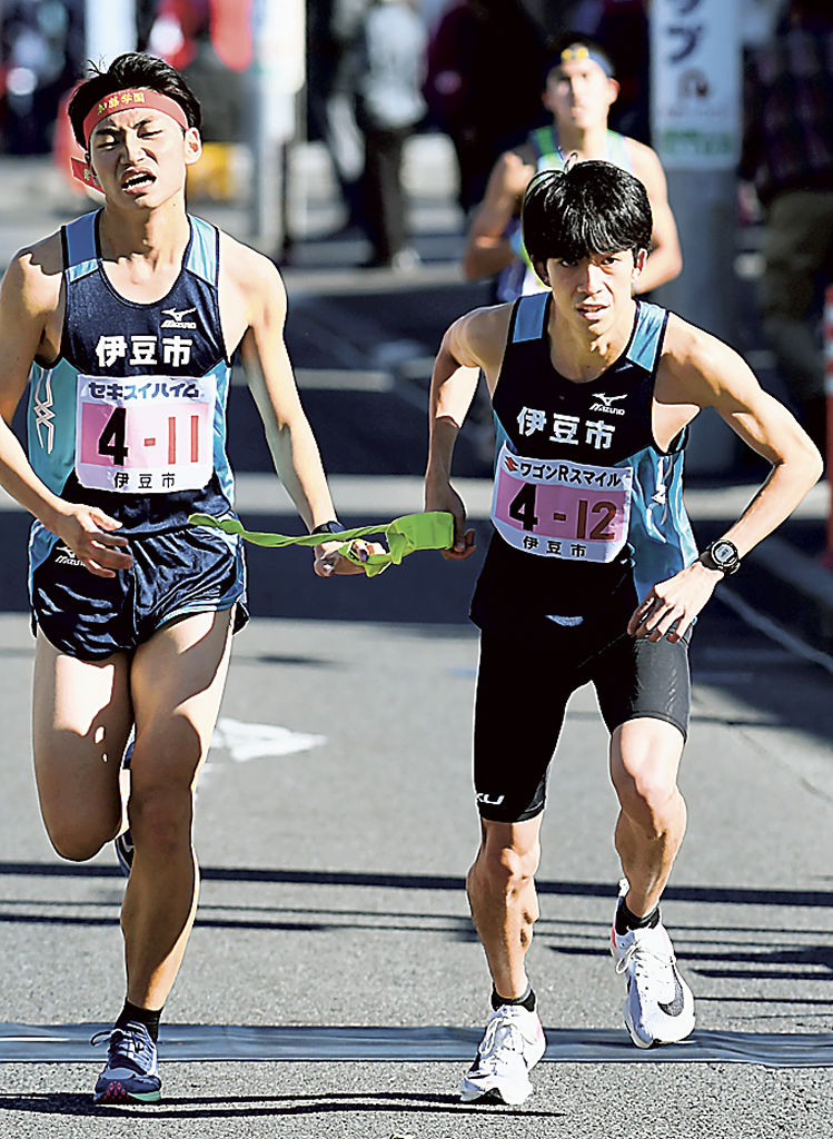 ２０２１年の県市町対抗駅伝で力走する大川選手（右）＝静岡市清水区
