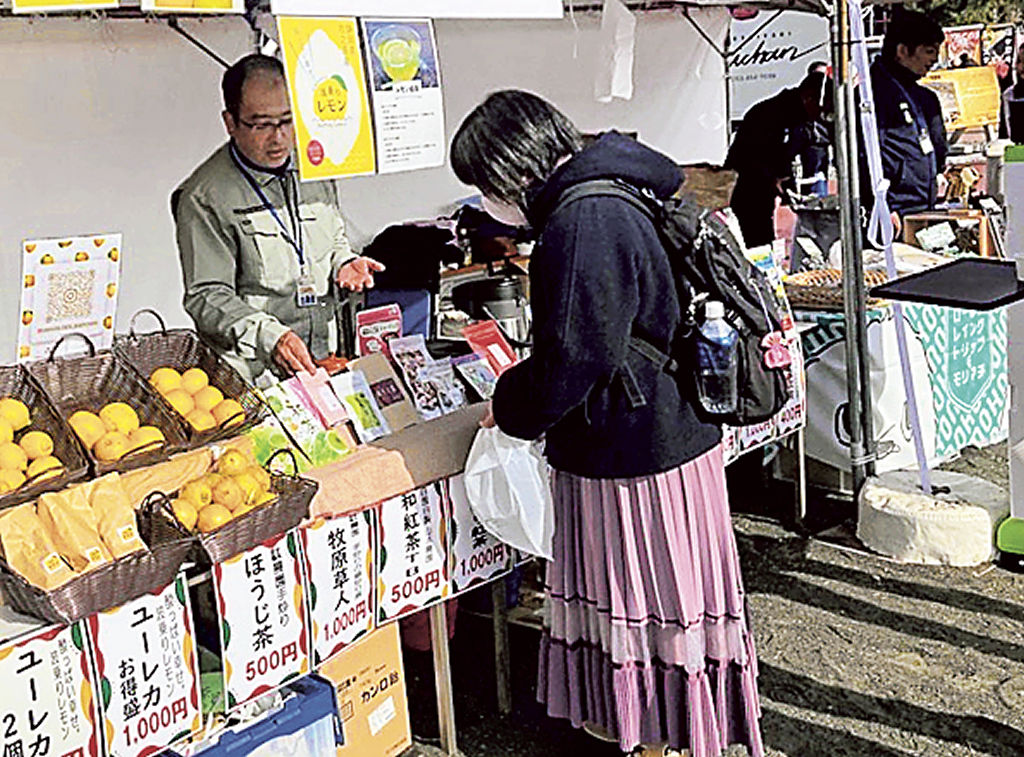 来場者に香味や外観に特色がある牧之原産の茶をＰＲする関係者＝浜松市内