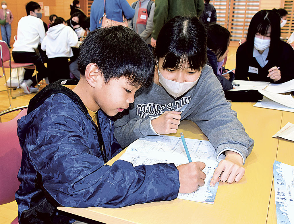 外国にルーツを持つ子どもたちに日本人の生徒学生が教える「しゅくだいひろば」＝焼津市田尻の和田公民館