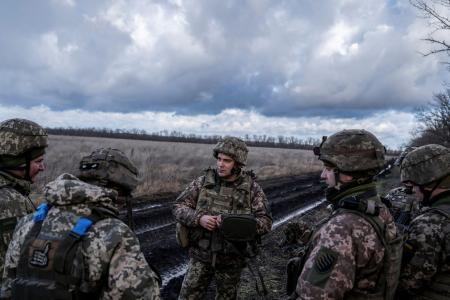 ２６日、ウクライナ東部ドネツク州のマリンカ近郊で話し合うウクライナ兵ら（ロイター＝共同）