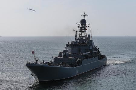 ウクライナ軍がクリミア半島フェオドシヤで攻撃したロシア軍の大型揚陸艦ノボチェルカスク＝２０１６年９月（タス＝共同）