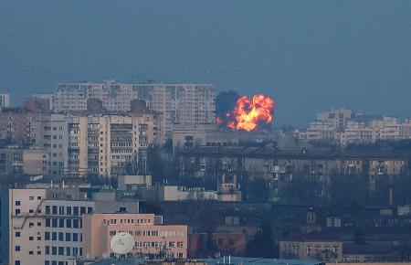 ロシアの攻撃を受けたウクライナの首都キーウで上がる炎＝２９日（ロイター＝共同）