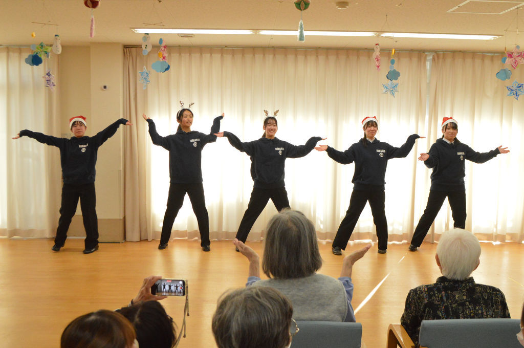 踊りで会場を盛り上げる生徒＝浜松市中区の「ラクラス上島」