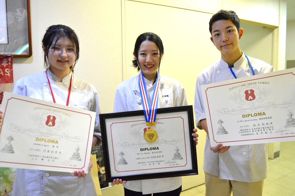 ジャパン・ケーキショー東京で入賞した（左から）内藤さん、小河路さん、飯尾さん＝浜松市中区の浜松調理菓子専門学校