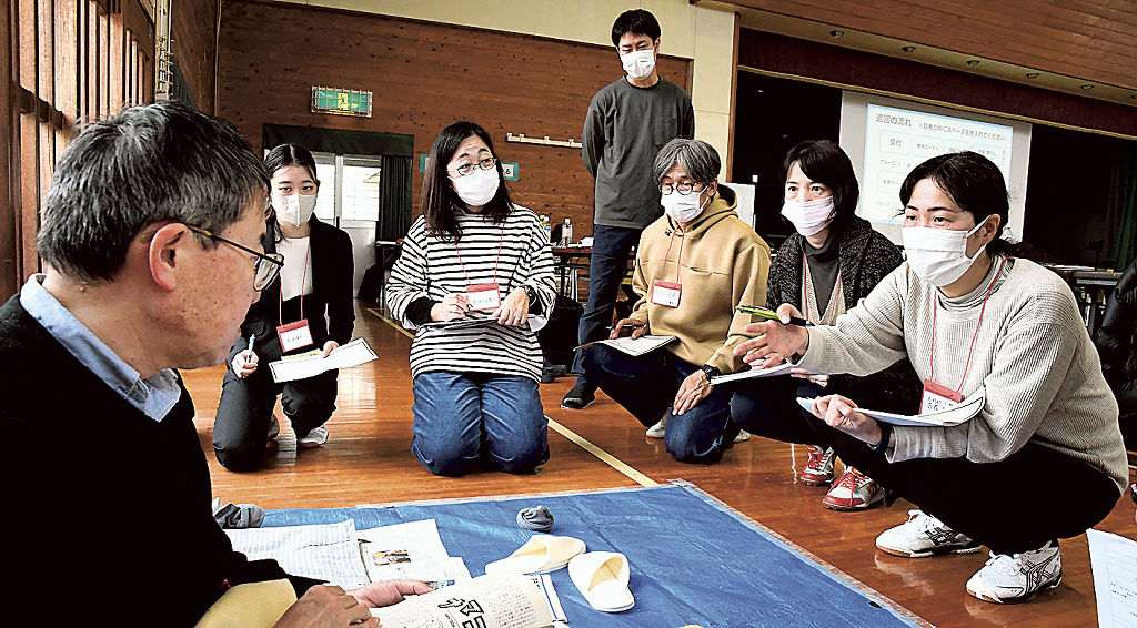 避難所の課題の改善方法を学ぶ参加者＝１２月中旬、島田市