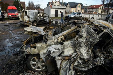２９日、ウクライナの首都キーウで、ロシア軍の無人機とミサイルによる攻撃で破壊された乗用車（ロイター＝共同）