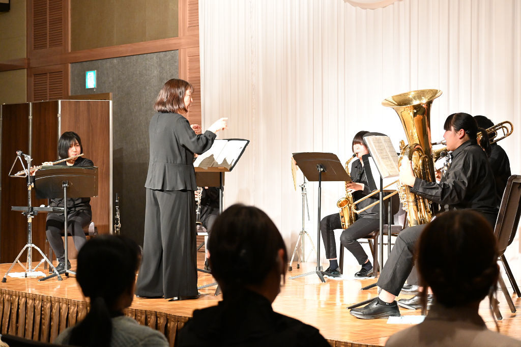 息の合った演奏を披露する部員ら＝静岡市葵区のホテルアソシア静岡