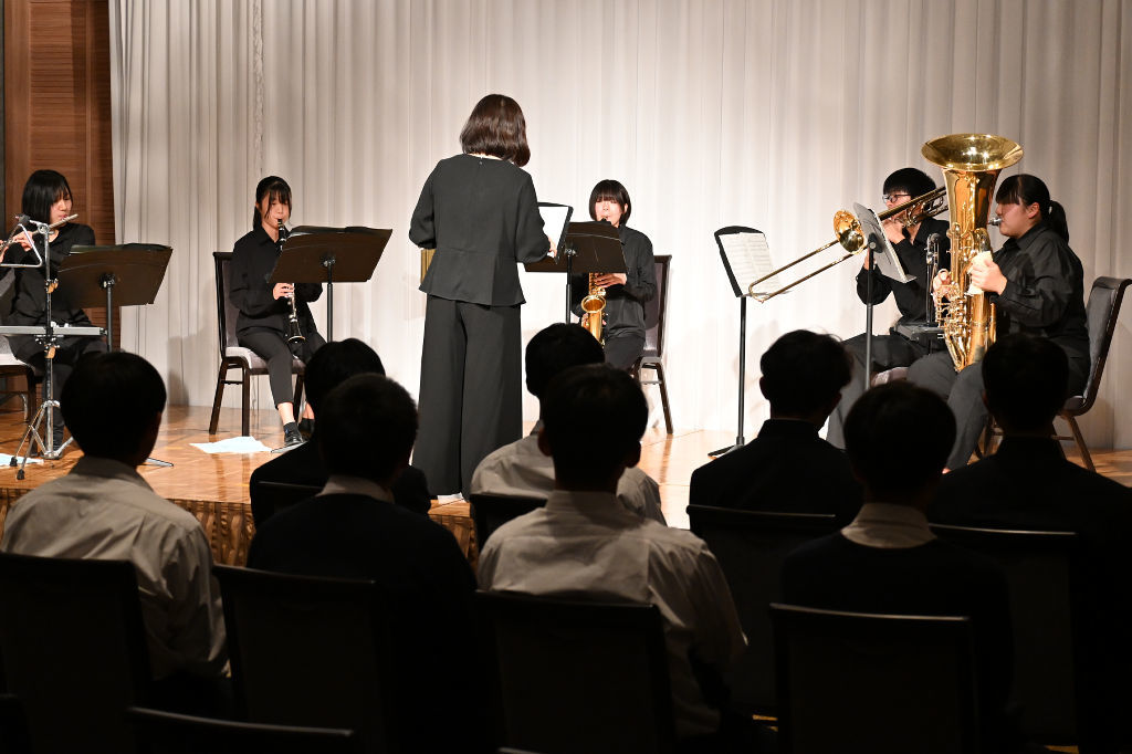 息の合った演奏を披露する部員ら＝静岡市葵区のホテルアソシア静岡