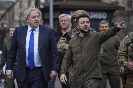 ２０２２年４月９日、ウクライナ首都キーウ中心部を歩くゼレンスキー大統領（右）とジョンソン英首相（ウクライナ大統領府提供・ＡＰ＝共同）