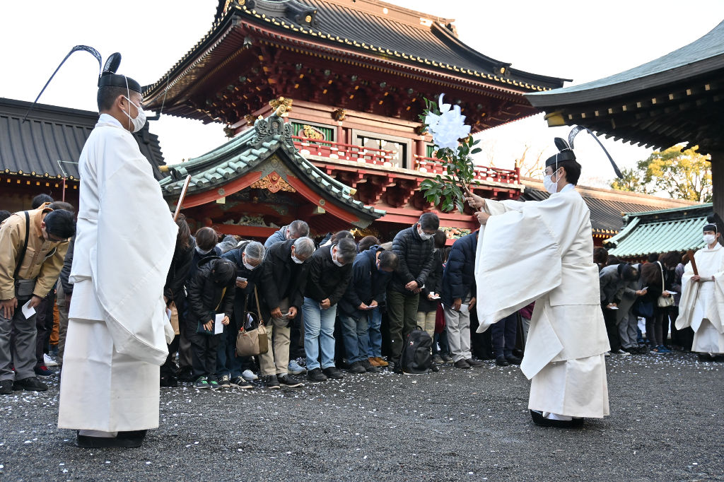 新年に向けて心身の汚れをはらう参列者ら＝静岡市葵区の静岡浅間神社