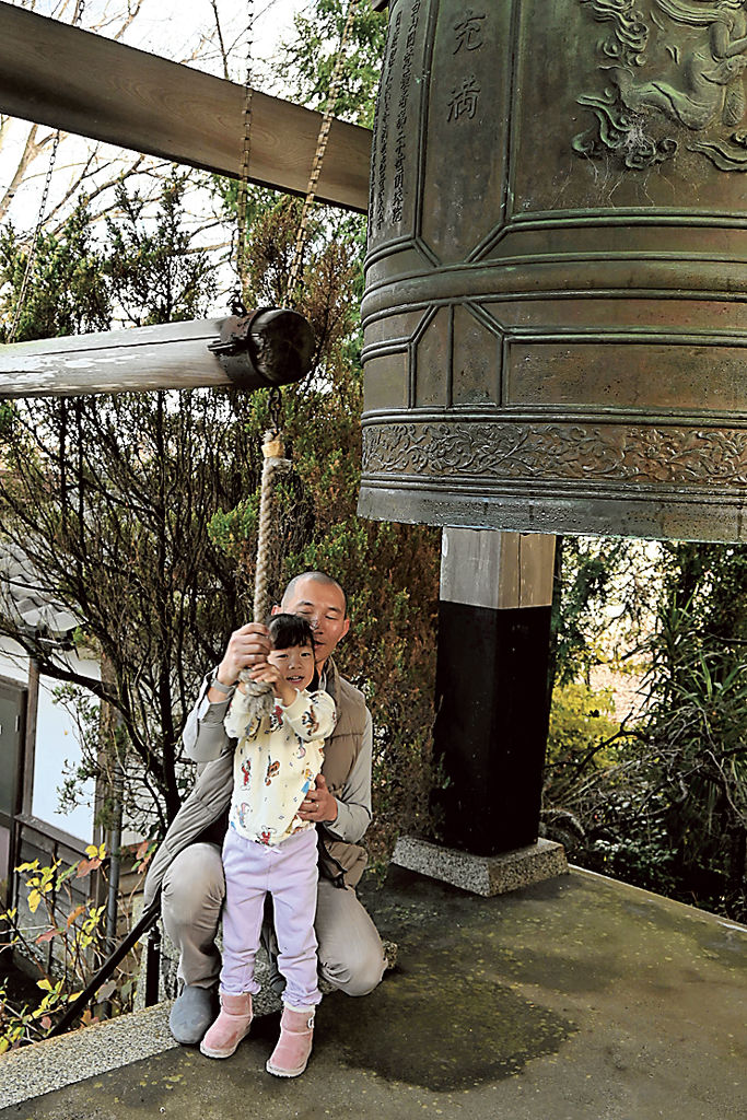「除日の鐘」を鳴らす親子＝掛川市中の満勝寺