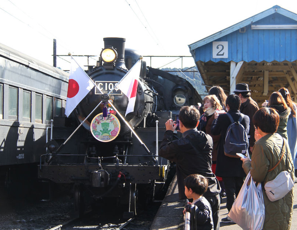 日章旗と正月を祝うヘッドマークを装着して運行したＳＬ＝大井川鉄道新金谷駅