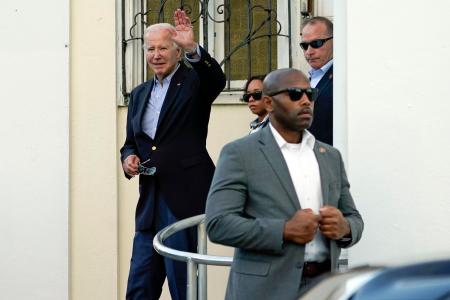 カリブ海の米領バージン諸島・セントクロイ島で教会のミサに参加後、手を振るバイデン米大統領（左）＝２０２３年１２月３０日（ＡＰ＝共同）