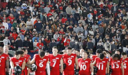 アメリカンフットボール、ライスボウルの試合開始前に黙とうする大勢の観客ら＝３日、東京ドーム